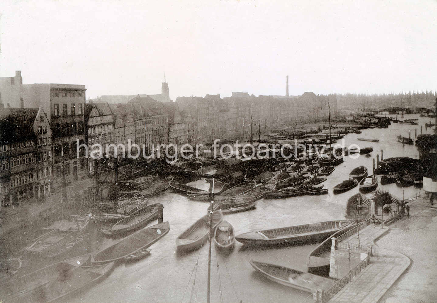 X000133 Alte Fotografie vom Hamburger Binnenhafen / Mührenfleet - historische Wohnbebauung. | Binnenhafen - historisches Hafenbecken in der Hamburger Altstadt.